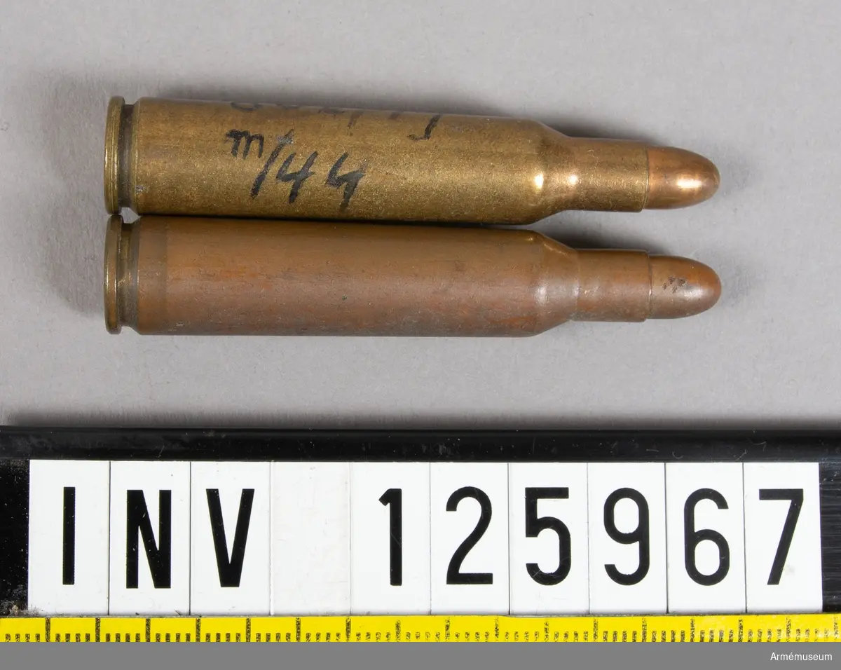 Patroner,skarp, 6,5mm, m/1894 m övningsprojektil m/1944. 2 stycken.