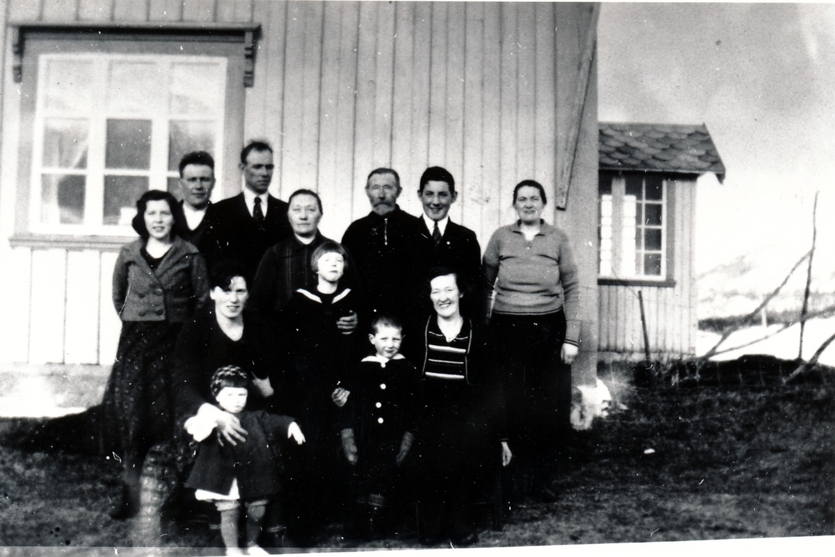 Utenfor Heimerstua på Hofsøy, Senja 1935.