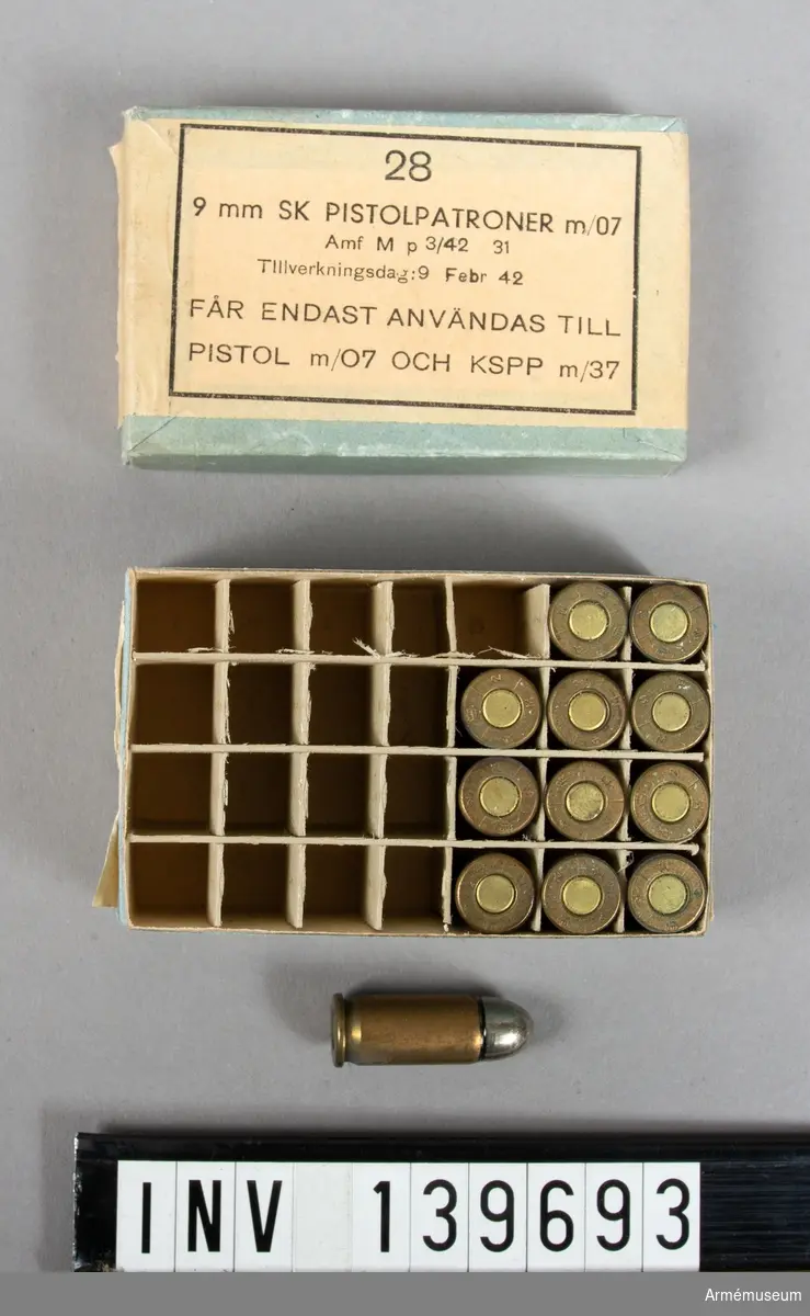 12 st 9 mm skarpa pisolpatroner m/1907, i låda.