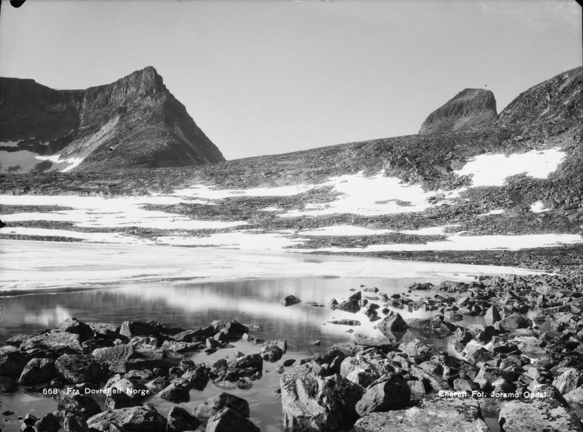 Dovrefjell, Store Langvasstind til venstre med glimt av Larstinden til høyre.