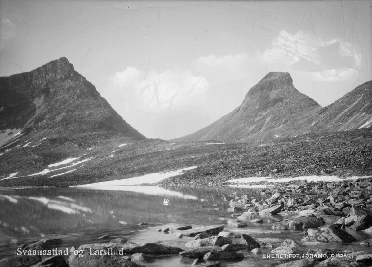 Dovrefjell, Store Langvasstind til venstre med Larstinden til høyre. Påskrift: Svaanaatind og larstind