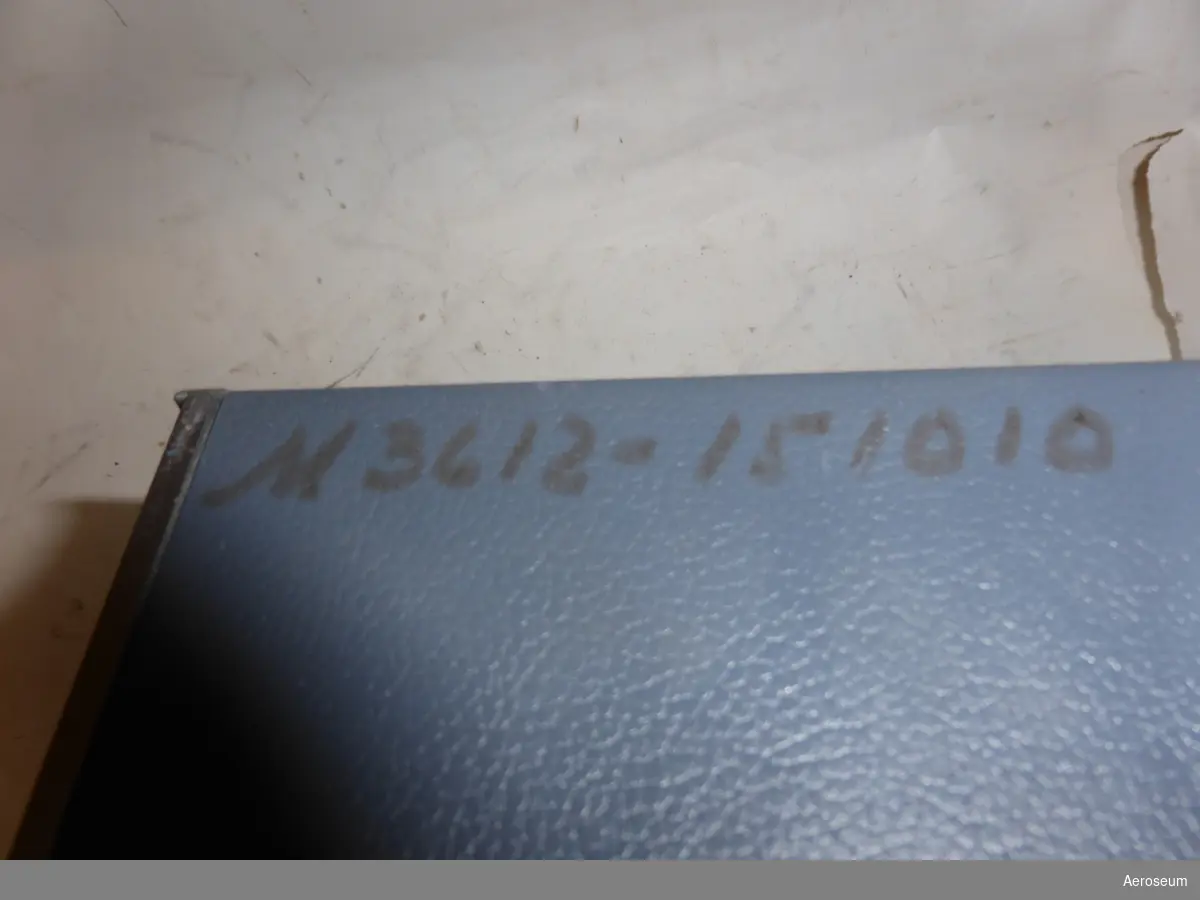 En voltmeter i grå metall. Tillverkad av Hewlett-Packard Instrument AB. På föremålet är "12 HKP. DIV TELE" inristat, det finns också en tejp där det står: "12 HKP. DIV I".