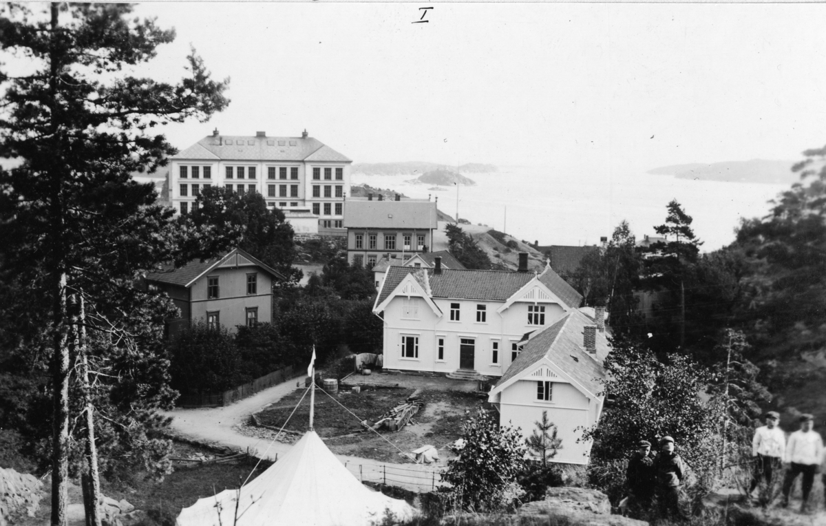 Parti fra Løkka mot Folkeskolen og Middelskolen. Godske Nielsen og A.O. Lindvigs hus sees til høyre og midt i bilde. Kragerø ca 1909