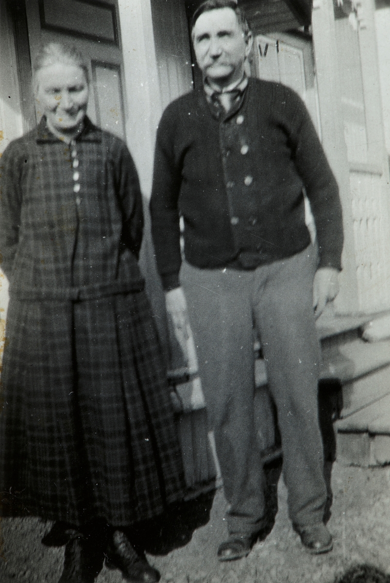 Augusta Rosea Malvine Andersen 1876-1937 og mannen  Even Windhoel 1873-1959, bodde på småbruket  "Solbakken" unna Atlungstad i Ottestad.