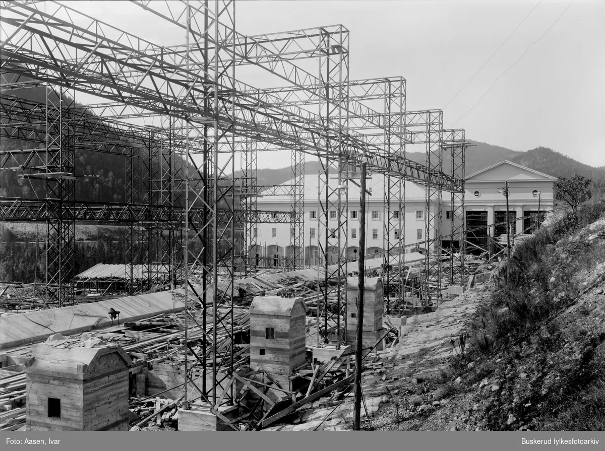 Bygging av kraftverket Nore I 
I 1915 begynte arbeidet med å demme opp Tunhovdfjorden, dammen ble ferdigstilt i 1920. Da denne var ferdig begynte byggingen av selve vannkraftverket. Kraftverket stod ferdig i 1927, og produserte strøm året etter.Ved ferdigstillingen var Nore I det største kraftverket i Nord-Europa.
Transformatorseksjonen