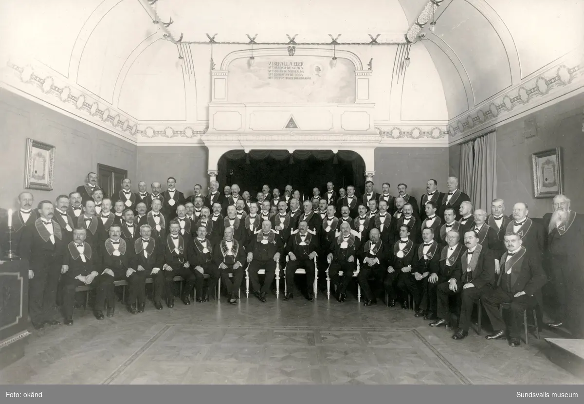 Gruppbild med medlemmar i Odd Fellow. Ordenshuset ritades av stadsarkitekten Nathanael Källander. Uppfört 1906-1908.