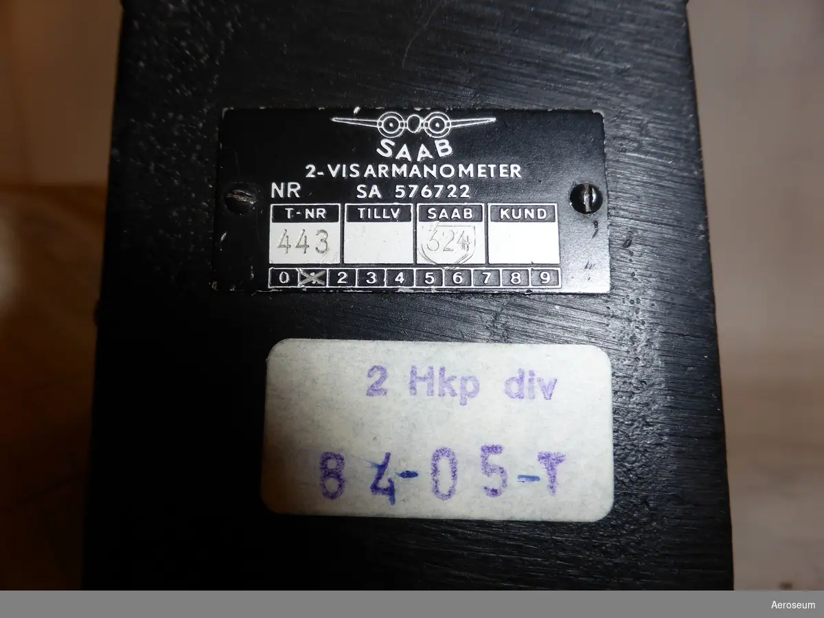 En 2-visarmanometer för bromstryck, tillverkad av SAAB. På instrumentet finns det en fastklistrad etikett där det står: "2 Hkp div 8 4-0 5-T".