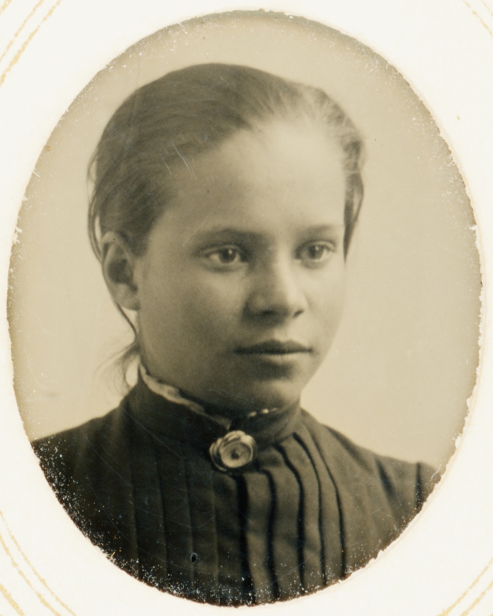 Ferrotyp - flicka, sannolikt Uppsala, omkring sekelskiftet 1900