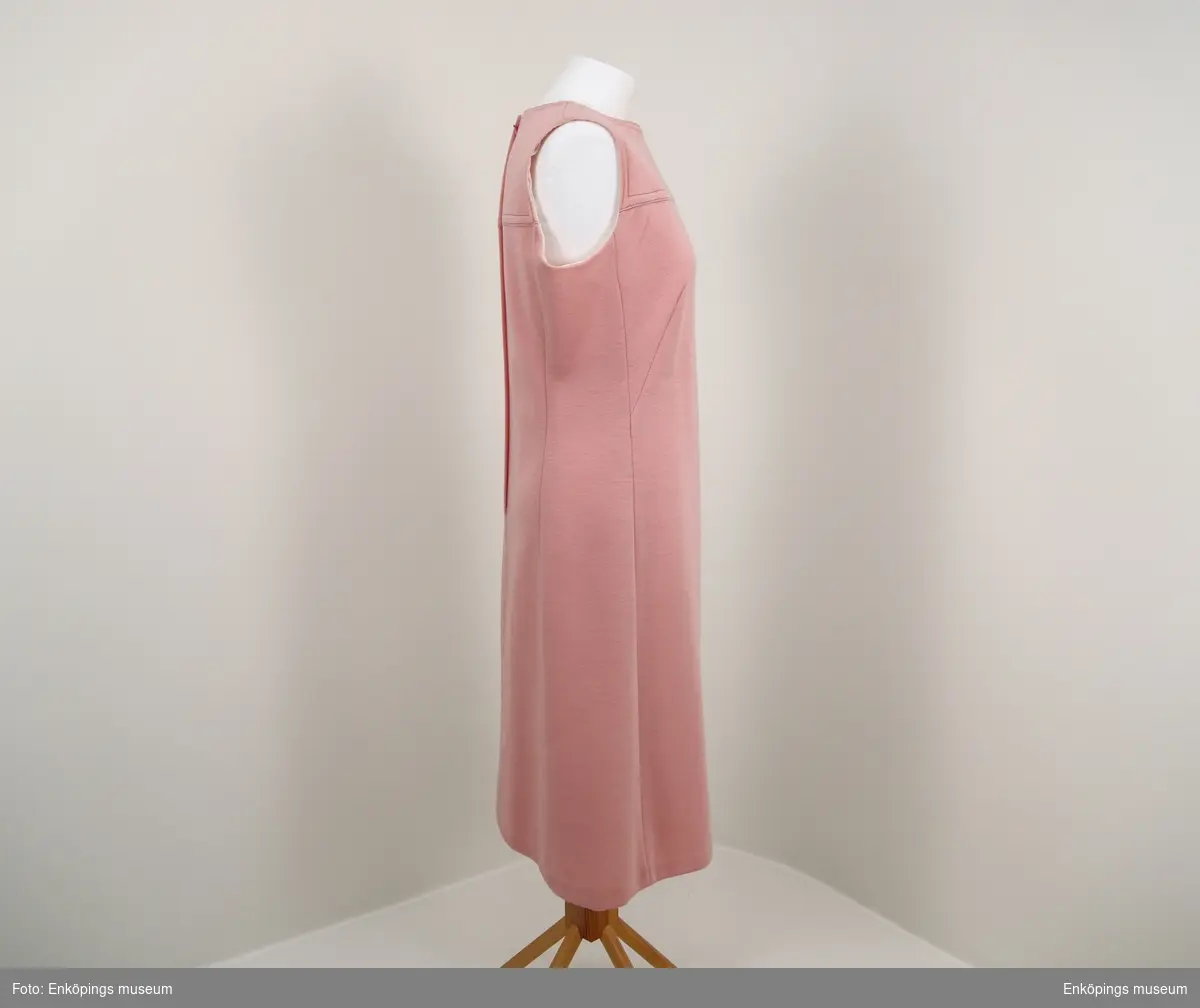 Rosa klänning. tillverkad av Hettemarks, Enköping.