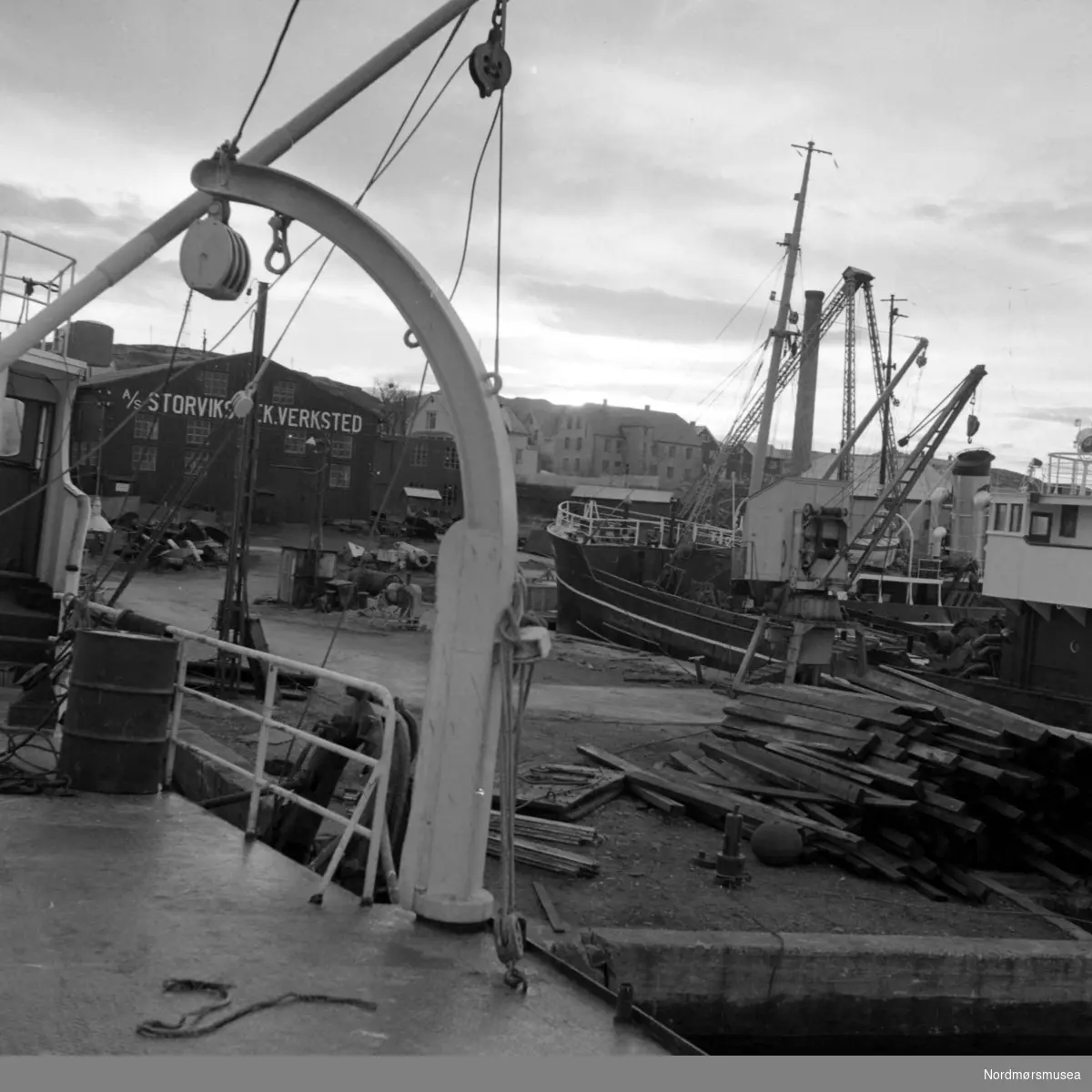 Foto fra Storvik Mekaniske verksted i Kristiansund, hvor vi ser blant annet fra fartøyet Masi. Fotograf er Nils Williams. Fra Nordmøre museums fotosamlinger.