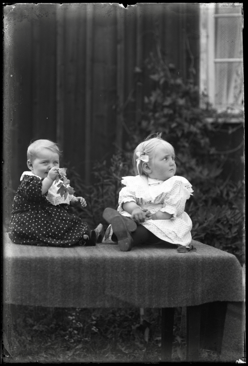 Signe Svensson och Anna Andersson som barn