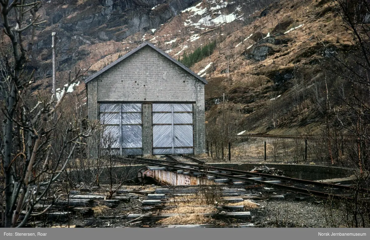 Sulitjelmabanens gamle lokomotivstall og svingskive ved Sjønstå stasjon.