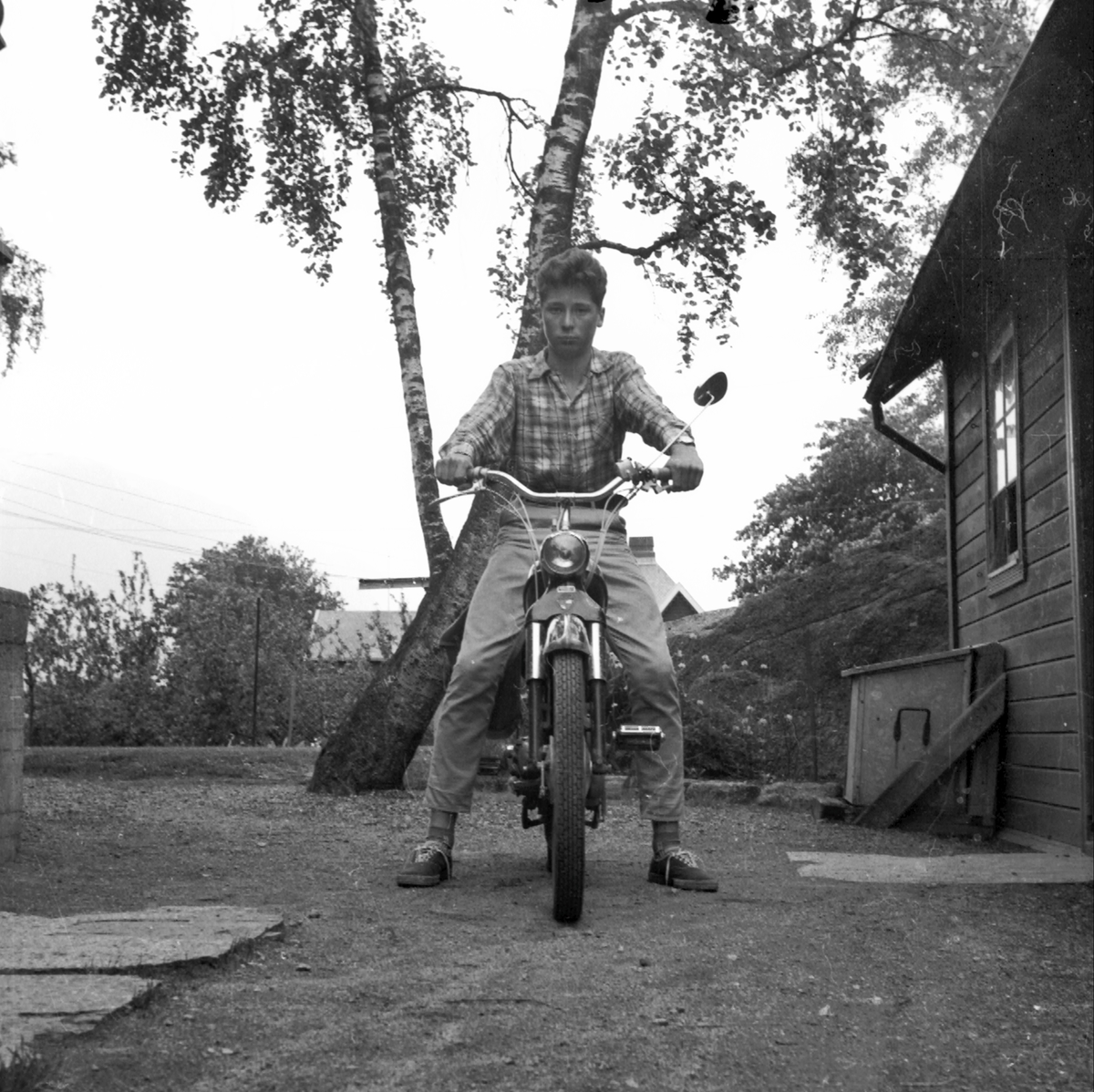 Arne Moe på moped ved Jordalsvegen.