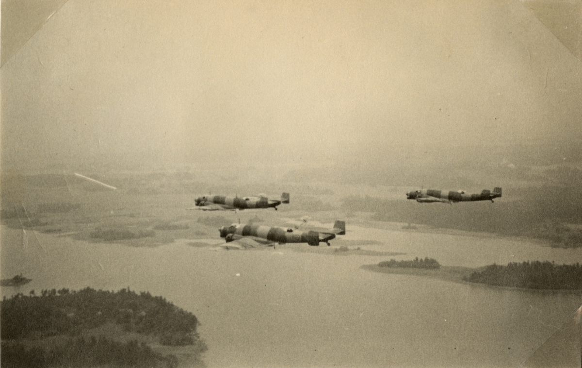 Text i fotoalbum: "Besök vid Västmanlands flygflottilj. Första tunga bombflottiljen är ute på rekogniseringstur."