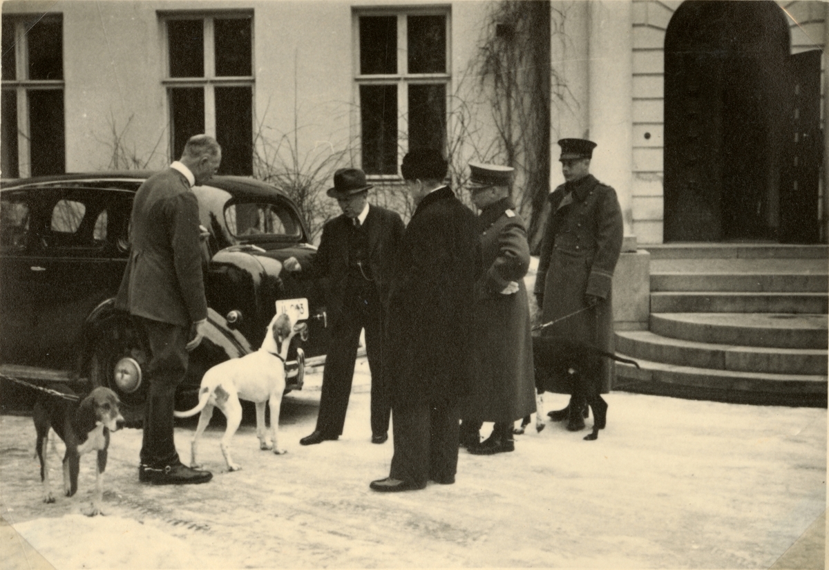 Text i fotoalbum: "Studieresa med general Alm till Finland 1.-12. mars 1939. På besök hos bergsråd Forsström i Lohjo."
