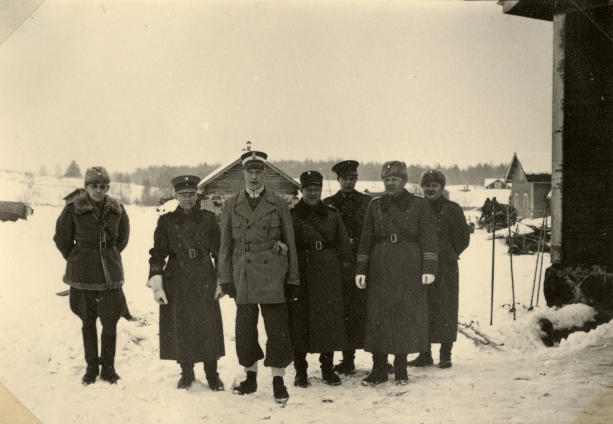 Text i fotoalbum: "Studieresa med general Alm till Finland 1.-12. mars 1939. Finska off av underhållsregementet. Överste Lagus, general Sarlin, general Alm, manor Ekenroth, kapten Beijer, överste Himonen, kapten Soininen."