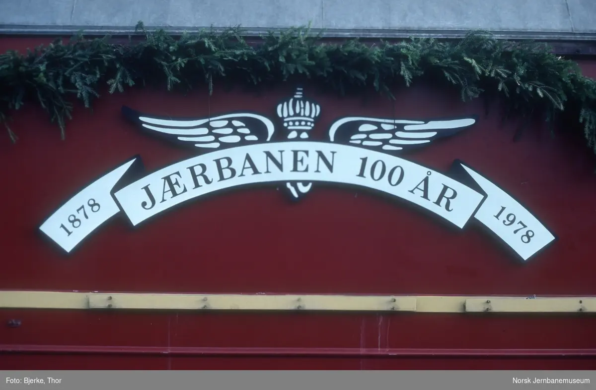 NSBs logo ved Jærbanens 100 års-jubileum