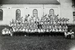 Hamar Guttemusikkorps, gruppe foran Hamar Domkirke, uniforme