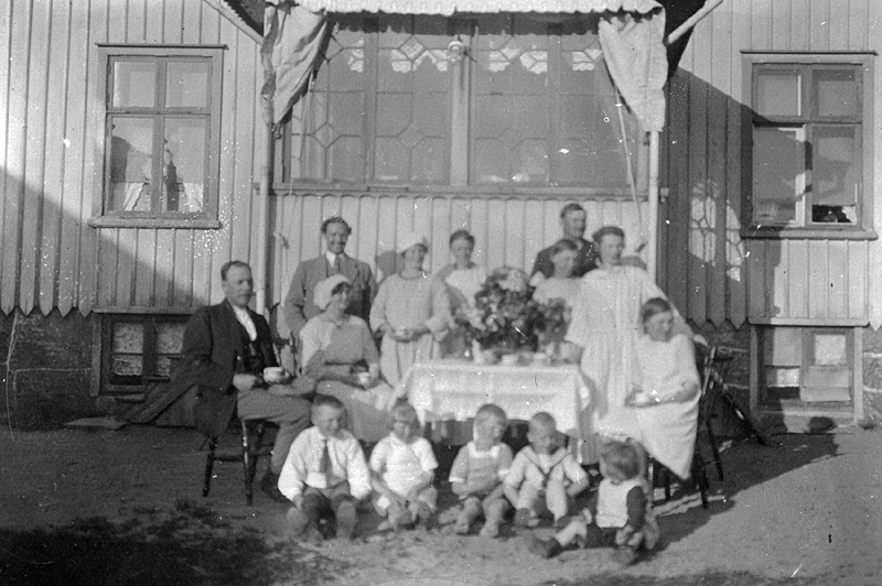 Utomhusfirande av Alma Mattssons (1889 - 1967) namnsdag, Tulebo Nordgård 1:5 ”Benanders”, "Mattssons" 31/7 1922. I bakgrunden ses bostadens inglasade veranda.