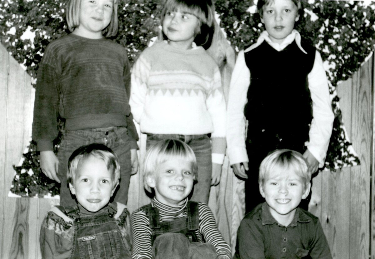 "Kyrkans barntimme" troligen i Kållereds församlingshem (Svenska kyrkan) cirka 1980. 
Bakre rad från vänster: 1. Lisa Agnetun (född 1975). 2. Okänd.  3. Magnus Andersson. 
Främre rad från vänster: 1. Magnus Samuelsson. 2. Okänd. 3. Erik Gyllensten (född 1975).