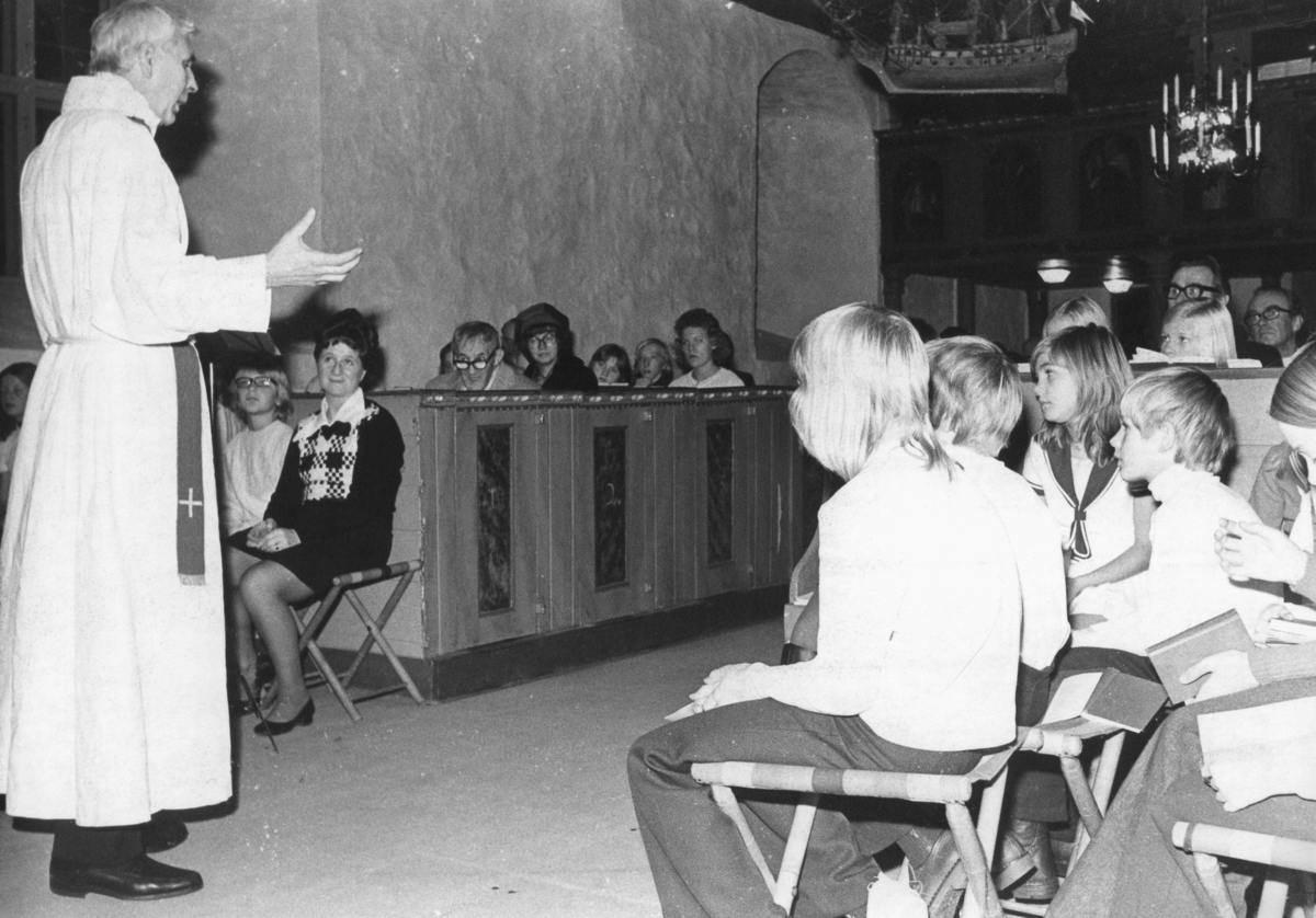 Kållereds kyrka (Svenska kyrkan) cirka 1970.
Till vänster: Okänd präst samt körledare/organist Eva Karlsson.