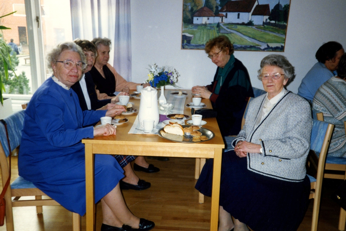 Dagträff och fika i Kållereds församlingshem på Våmmedalsvägen 16, 1990-tal. 
Från vänster: Ingrid Svanberg, Greta Nilsson och Lily Edvardsson. 
Från höger: Okänd samt Maj Britt Björkman.
