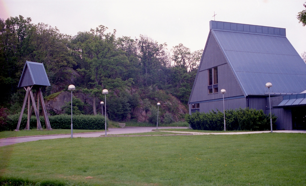 Apelgårdens kyrka (Svenska kyrkan) och dess klockstapel (invigd 1982), 1980-tal.