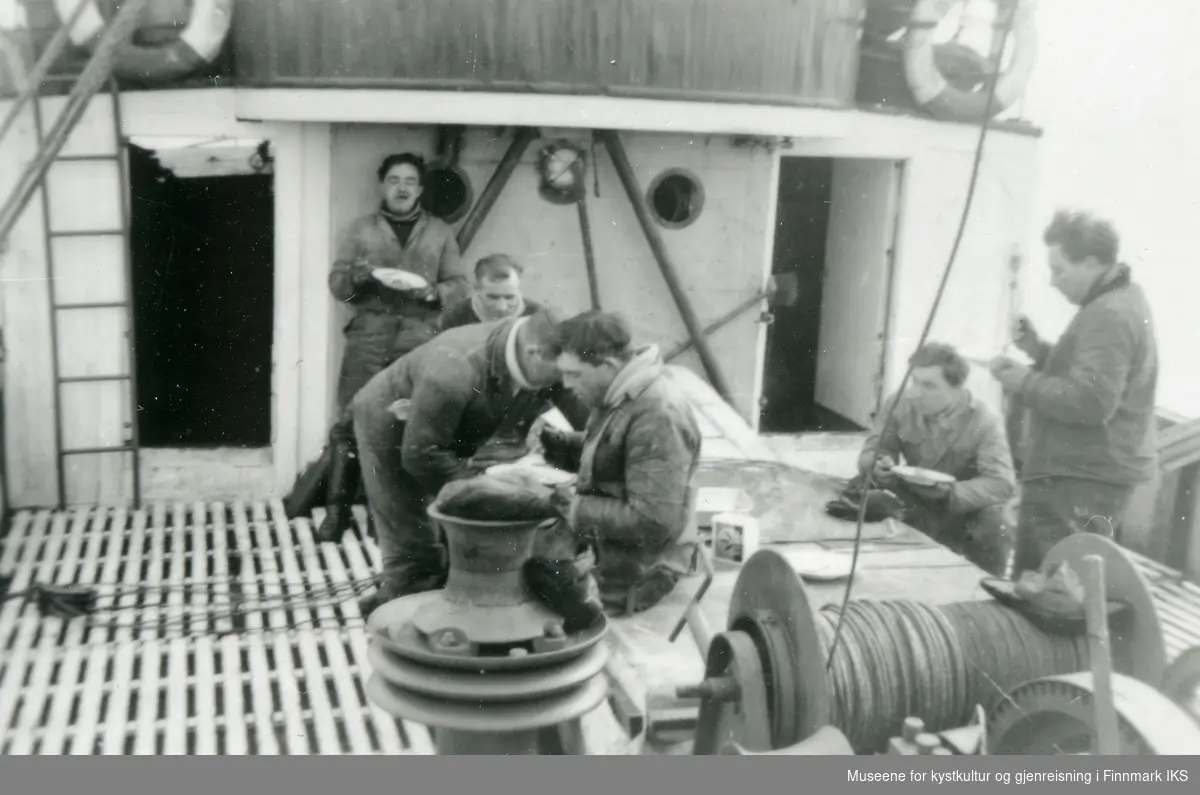 M/k "Neptun" på hvalfangst ved Novaja Semlja. Mannskapet sitter på dekk og spiser ertesuppe. 17.05.1955.