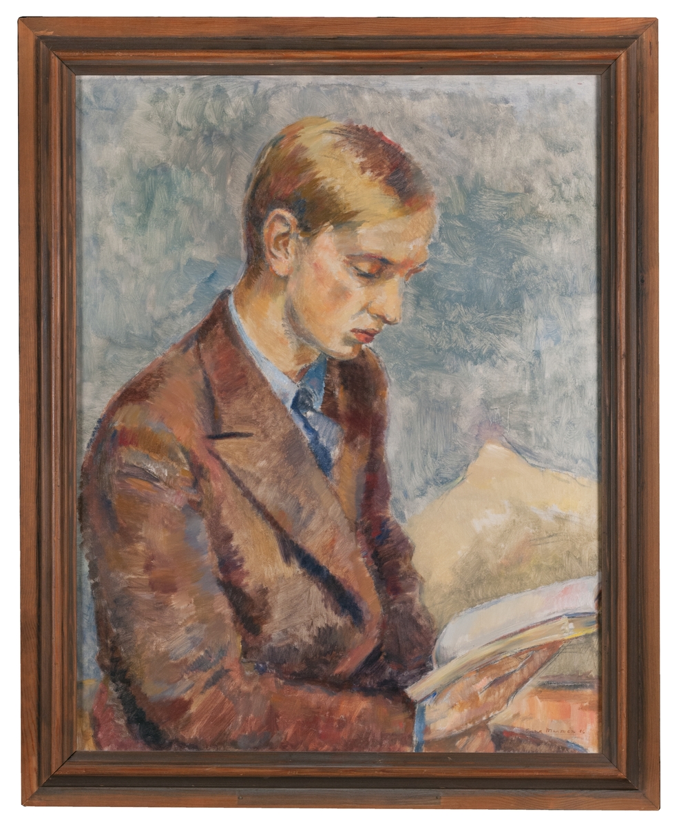 Oljemålning på duk, "Min make" av Aina Marmén. En man sittande vänd åt höger, läsande i en bok, brun kostym, blå skjorta och slips. Mannen är fil. kand Sundborg, gift med konstnären.