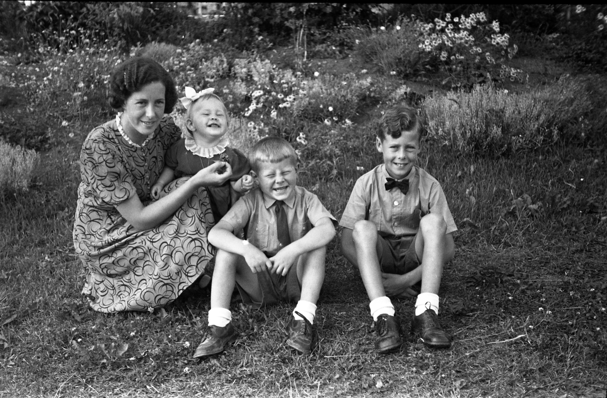 To portretter av Mally Tallerud med sine barn Marit, David (i midten) og Guttorm. Antatt ca. 1943.