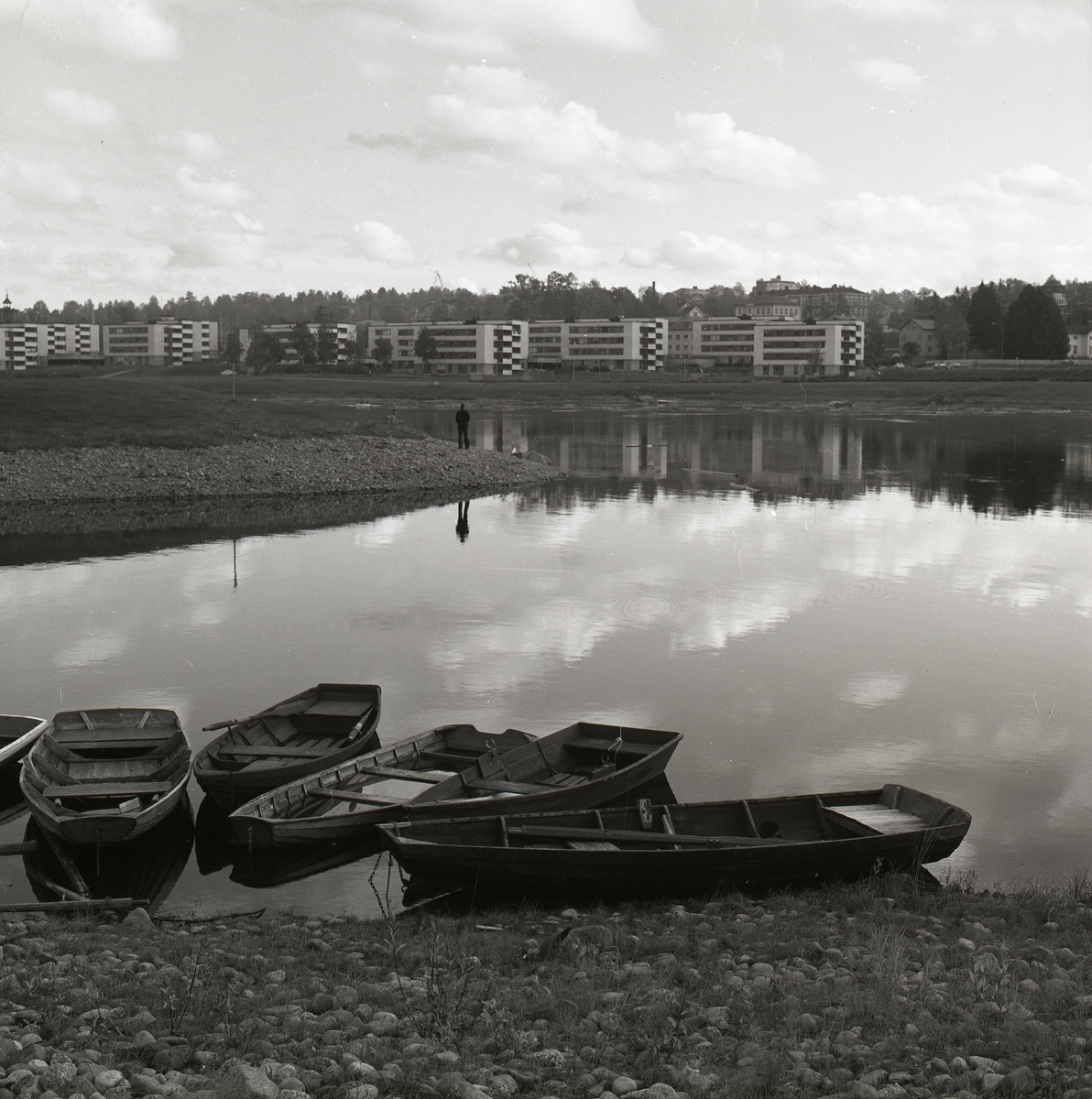 Några träbåtar ligger i en vik, Sollefteå den 25 juni 1974.