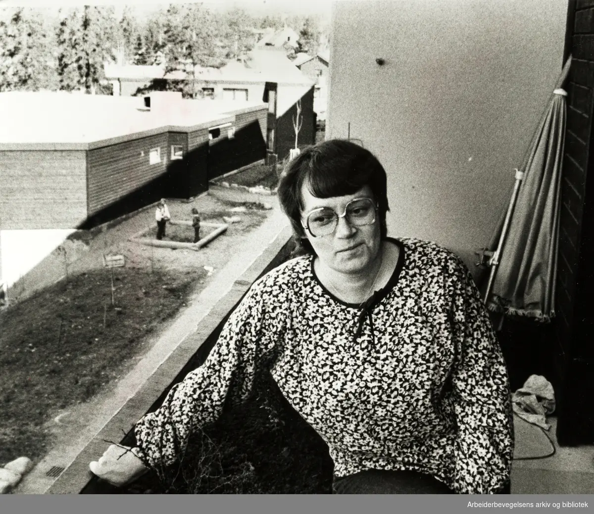 Høybråten. Det er viktig med barnehage og lekemuligheter i et så nytt boligområde, synes Ellen Olsen. April 1980