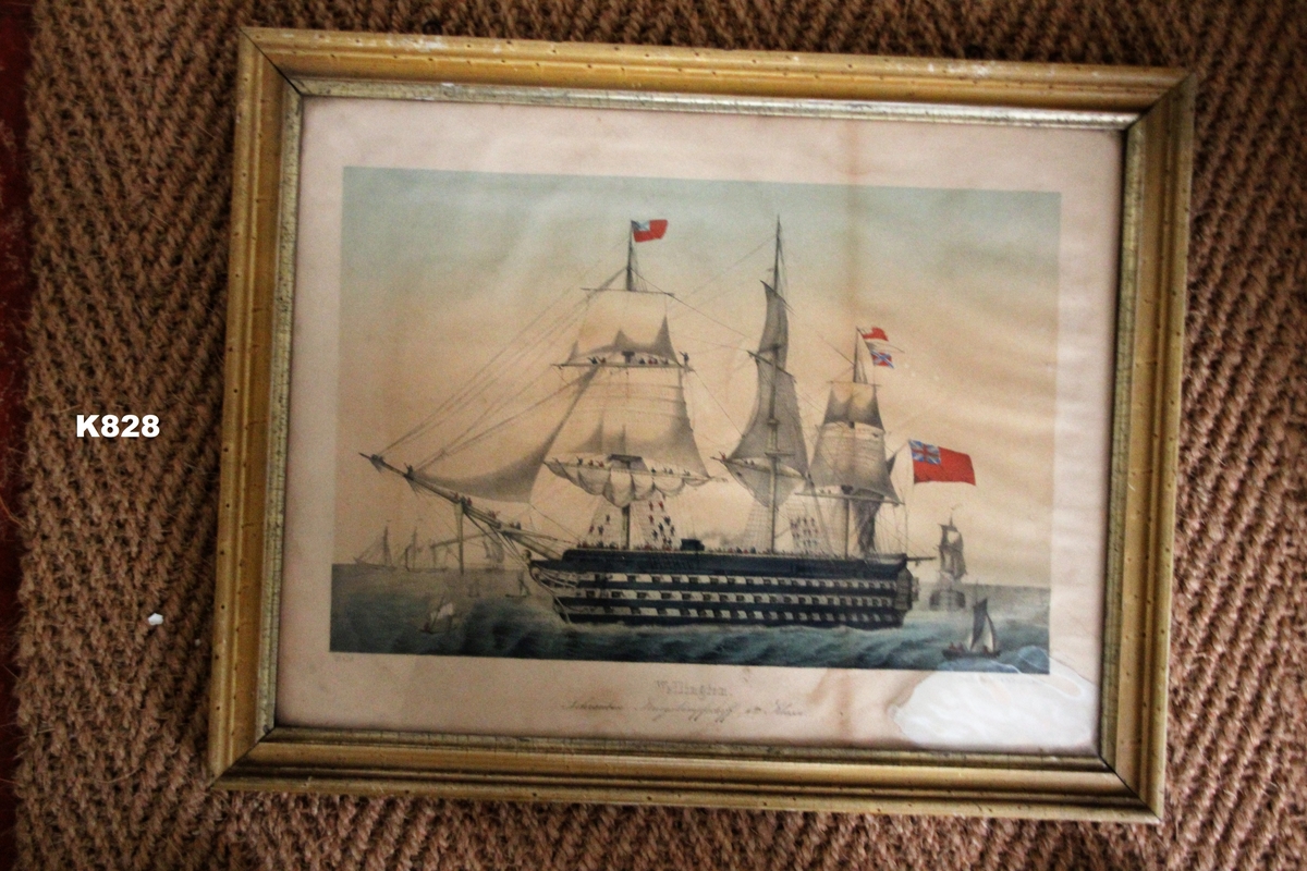 Litografi med forgylt ramme med glass, profil 3 cm.To tynne treplater på  baksiden.
Motiv: Litografi av skipet Wellington, , 4 engelske handelsflagg og 3 kanondekk. mannskap ombord. 6 andre mindre båter rundt