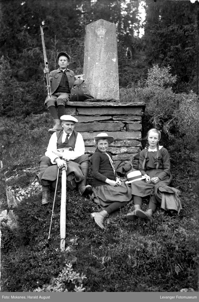 Gruppebilde ved steinen som markerte  åpningen av "Kong Carl Johans veg" mellom Jämtland og Trøndelag i 1835 .