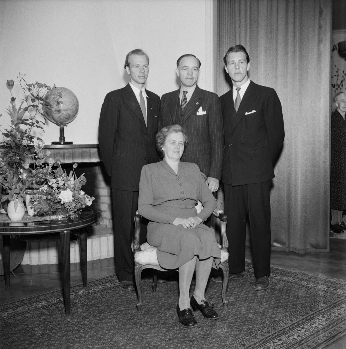 Möbelfabrikör Ture Waldèn med familjen, fyra generationer, Uppsala 1947