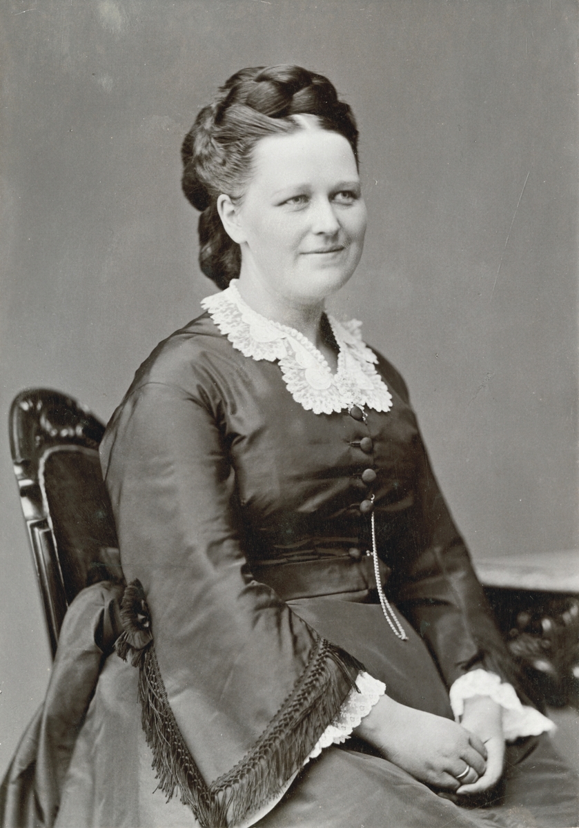 Biklde forestiller Dorothea Anker Bachke, fotografert ca 1885-1890