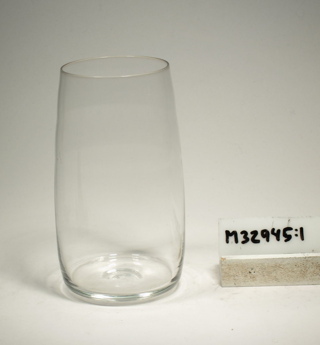 Cylindriskt glas som sluter sig inåt vid mynningen.