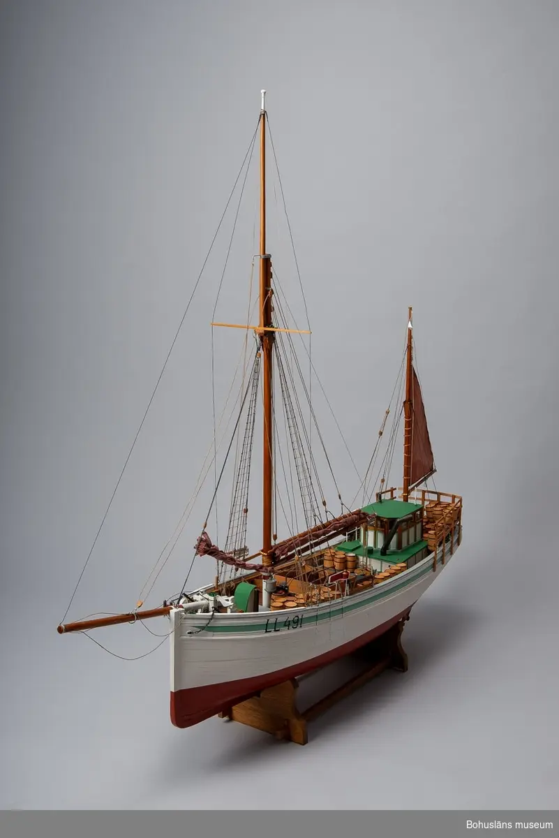 Modell av fiskebåten LL 491 RUDOLF.
Engelsk kutter utrustad för Islandsfiske som det tedde sig på 1930–1940-talet. 
Skala 1:25.
Signerad: Rudolf Bengt Pettersson, 2011.
Detaljrik och ytterst välgjord modell.
