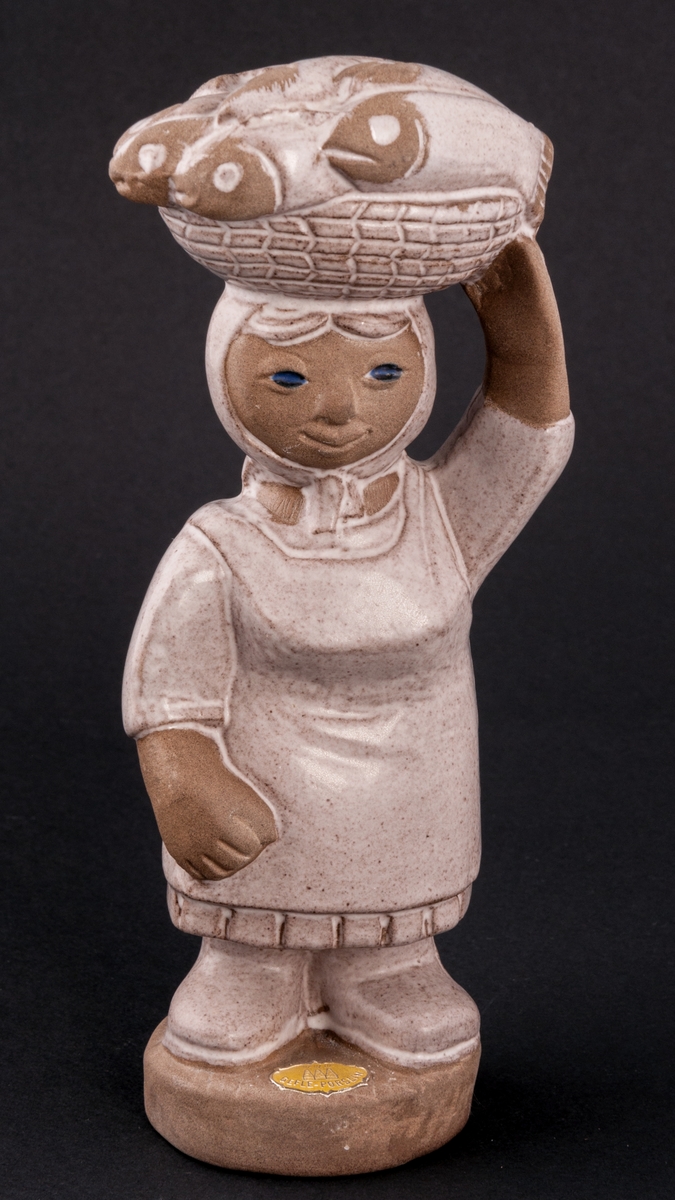 Figurin i lergods, Fiskarflicka "Pia", formgiven av Dorothy Clough 1962.