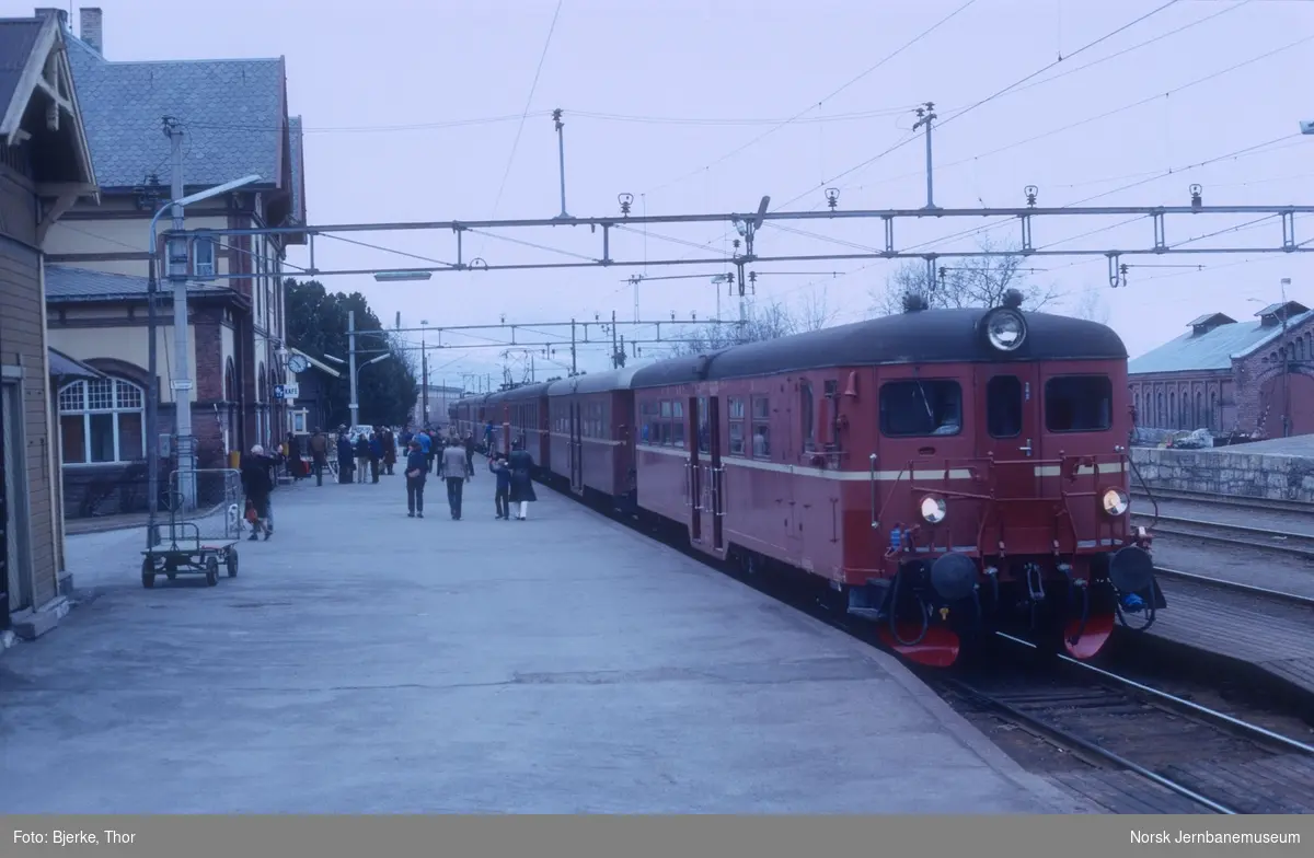 Motorvogntog type 65/67 i tog 292 til Oslo på Gjøvik stasjon i påsketrafikken