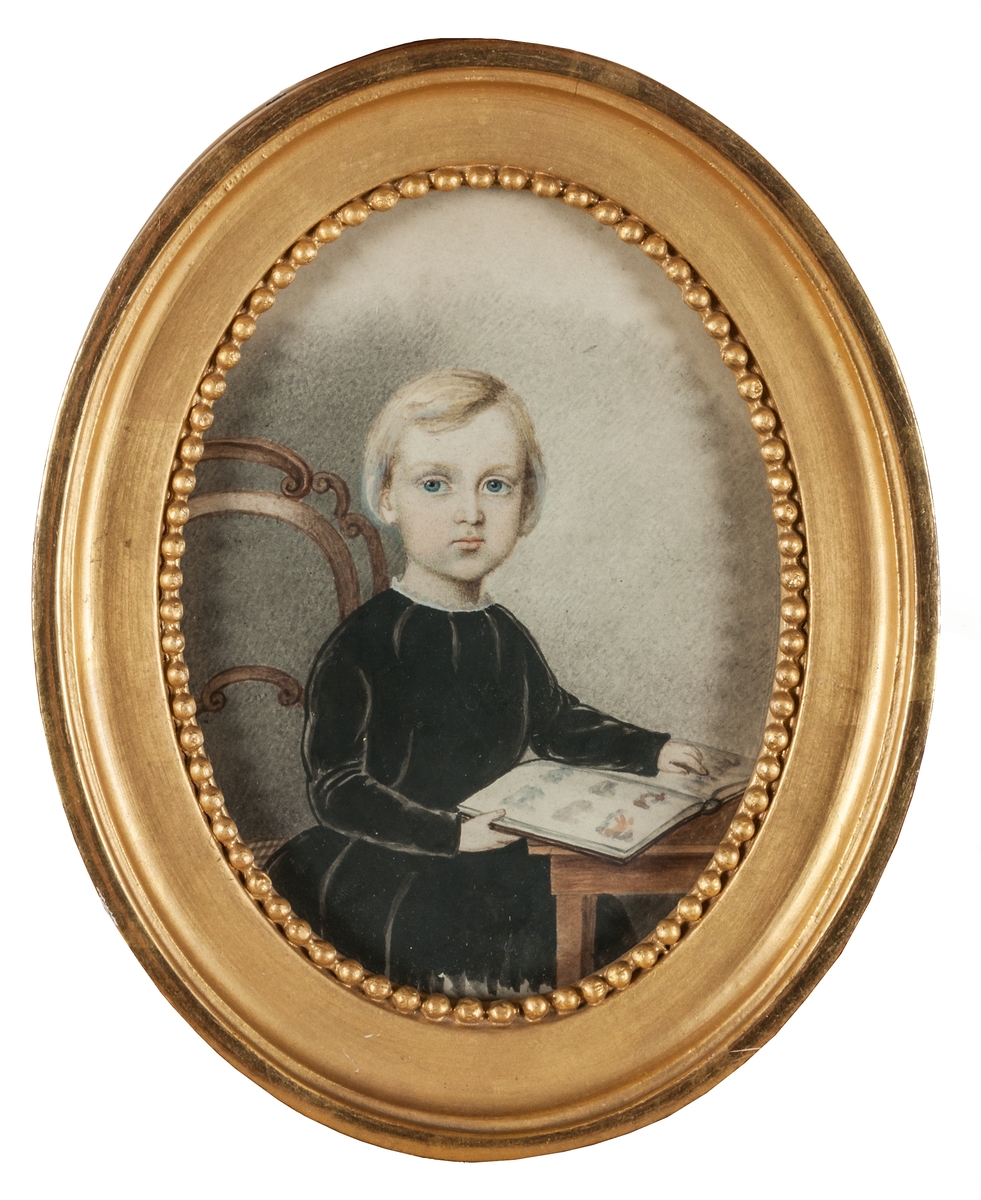 Miniatyr, i akvarell, barnporträtt av Gustaf Klintberg.
Oval, förgylld ram.