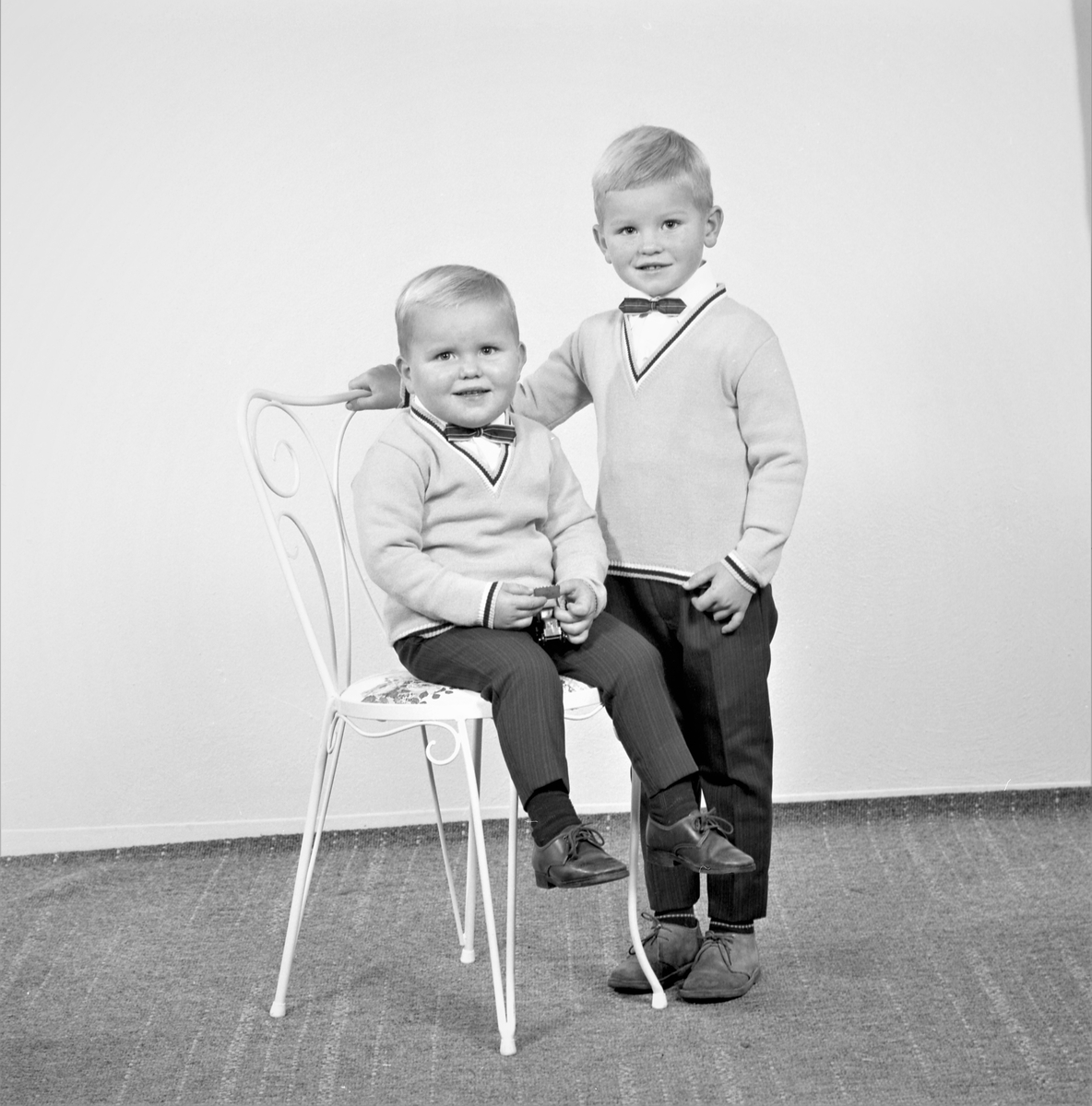 Portrett. Familegruppe på to. To unge gutter. Bestilt av Liv Kvamen. Rubbestadneset.