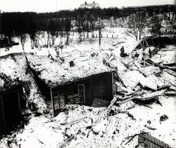 Tysk depotbrakke ved Presteveien etter et bombeangrep. Midt 