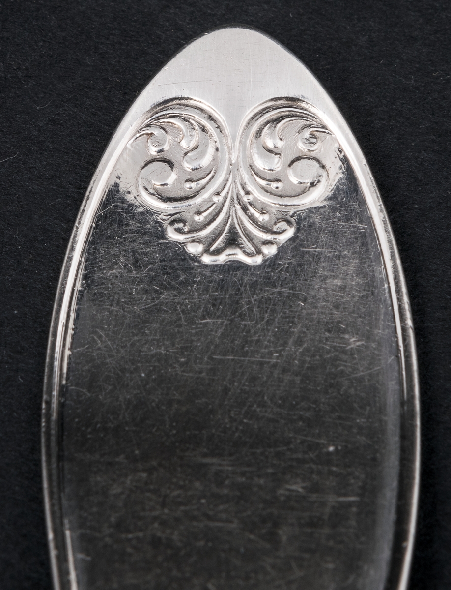 36 stycken matgafflar av silver. Linjeartat ornament på skaftet. Gammelfransk modell.
Stämplad: Möllenborg D7 Kontrollstämpel, Sthlm.
Monogram: PE