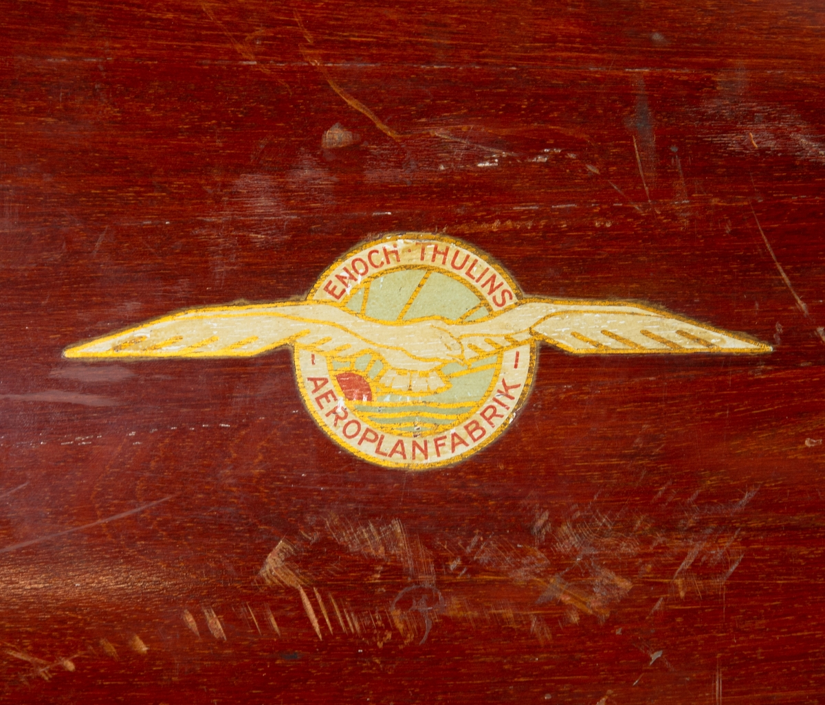 Tvåbladig träpropeller med nav i metall. Propellern är mässingsskodd.
På båda bladen sitter ett märke med texten "Enoch Thulins Aeroplanfabrik" samt företagets logga.