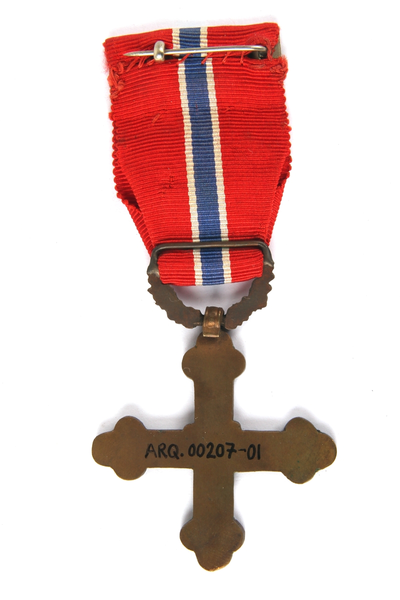 Utmerkelsen krigskorset med sverd tildelt Sverre K. Andersen 7. Mars 1947, for fremragende innsats for Norge under andre verdenskrig.