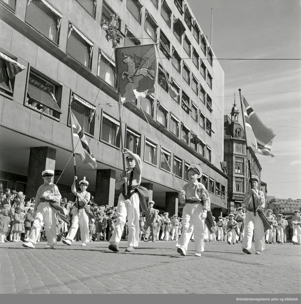 17. mai 1952. Lilleborg Skoles Guttemusikkorps. Storgata i Oslo.