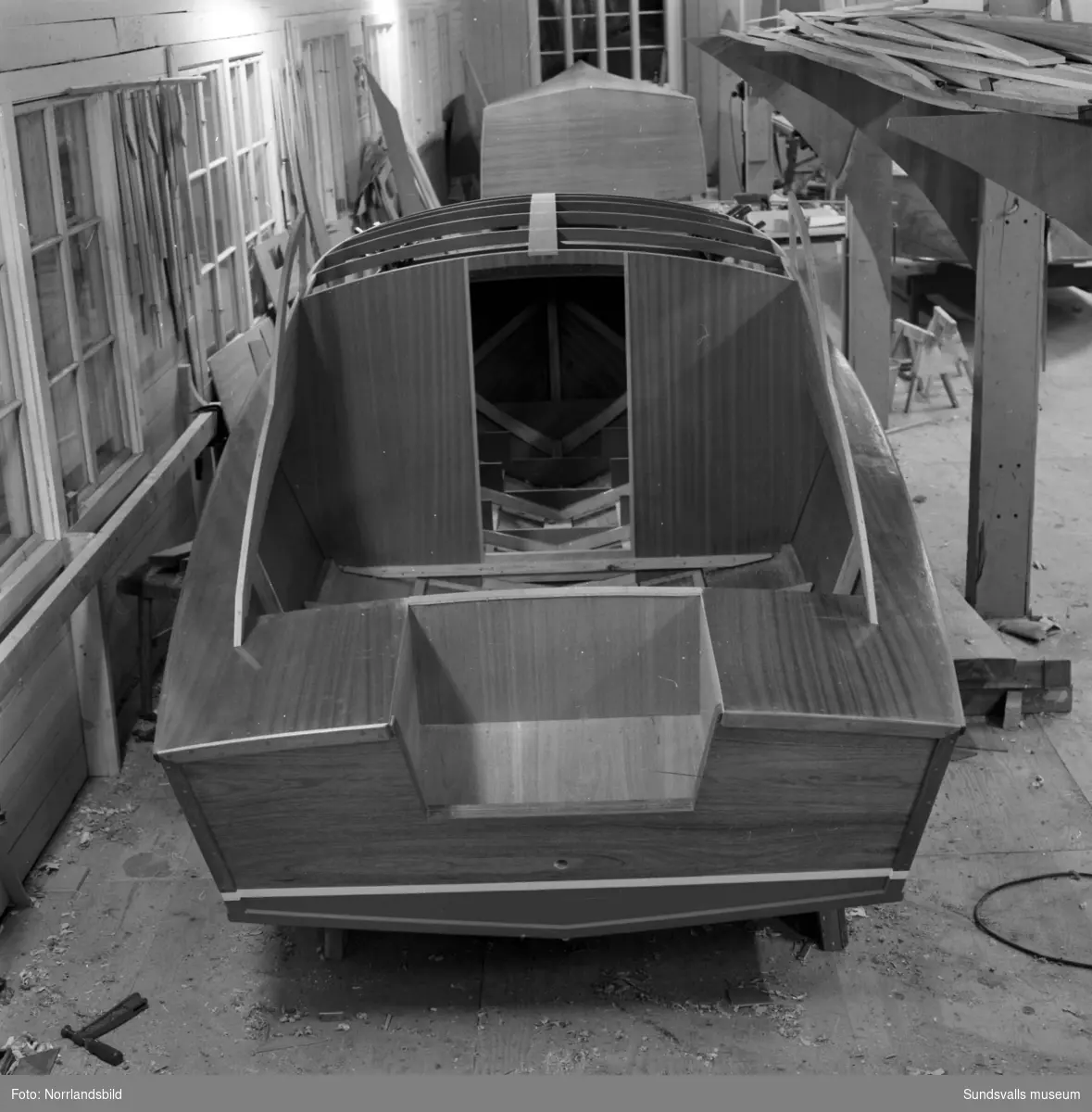Reportagebilder från bygge av träbåtar vid Båtmanufaktur AB i Myrnäs, Alnö.