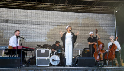 Bandet Low Fly Quintet på scenen. (Foto/Photo)