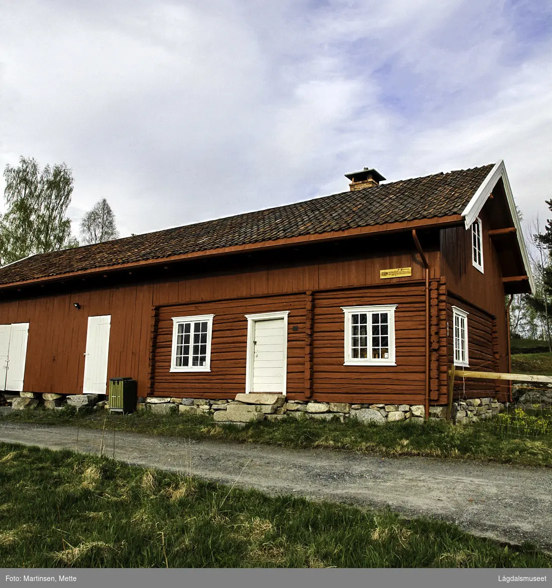 Mørkbygningen. Kombinert bryggerhus og vognskjul fra gården Mørk i Øvre Sandsvær. Bygningen ble oppført og utbygd i flere omganger på 1800-tallet.